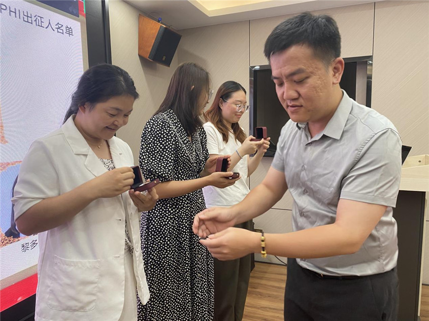 乐冠国际体育集团纪念品颁发仪式