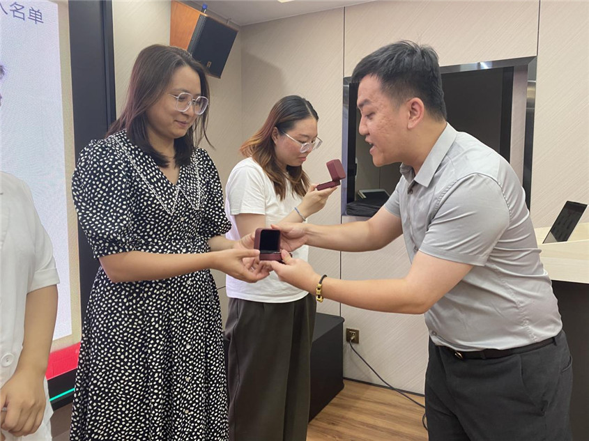 乐冠国际体育集团纪念品颁发仪式